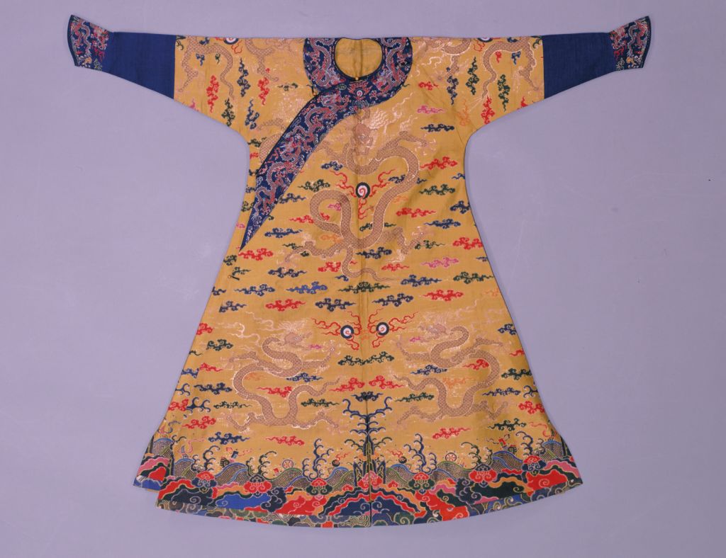 图片[1]-Yellow cloud dragon makeup flower yarn weaving gold dragon robe-China Archive